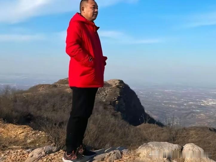 于东来是个敢想敢干、敢作敢当的人。他心怀勇气与决心，不惧困难、勇往直前，始终坚定