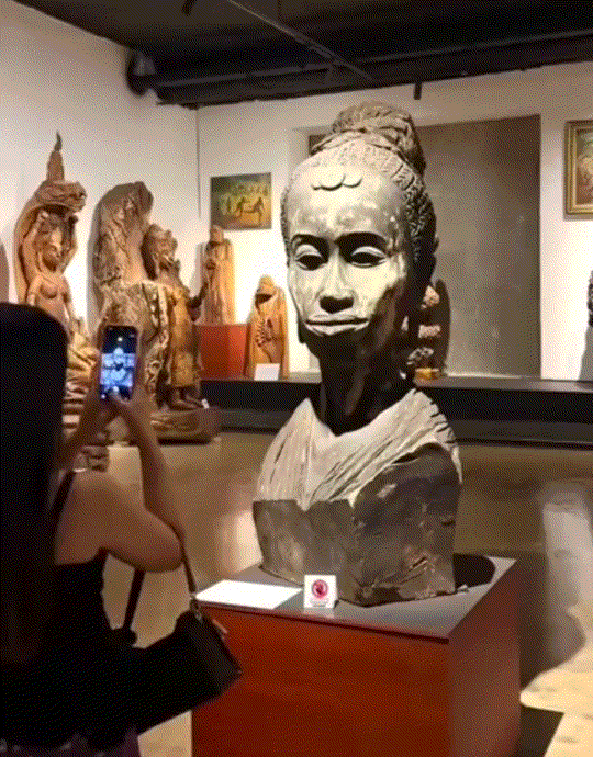 5月21日北疆融媒报道，万万没有想到女子陪着闺蜜一同去博物馆看古文物，逛展途中俩