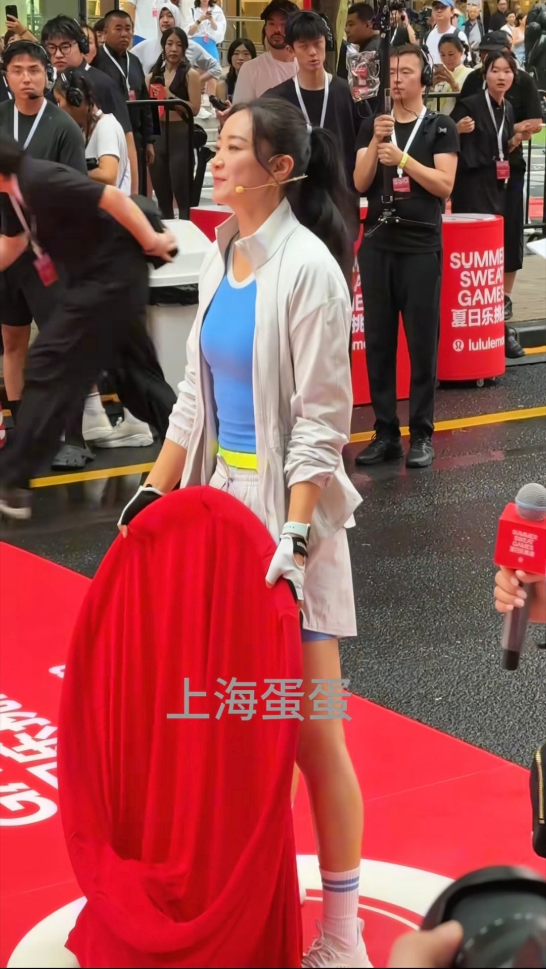 贾玲瘦成这样了，没看到脸的时候我还以为是健身教练啥的呢