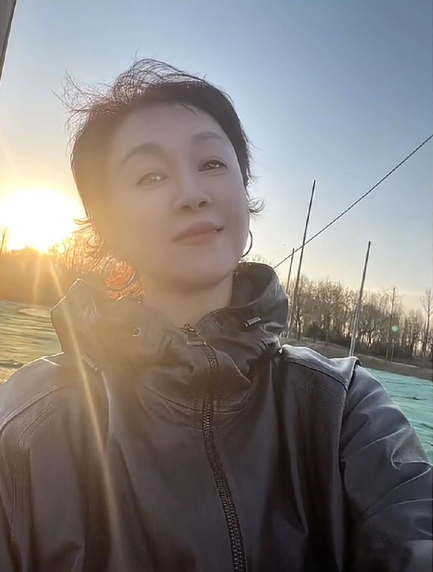 61岁的演员傅艺伟终于晒出近照了，她发文“昨天北京天气真好，闲暇时光，透过阳光，