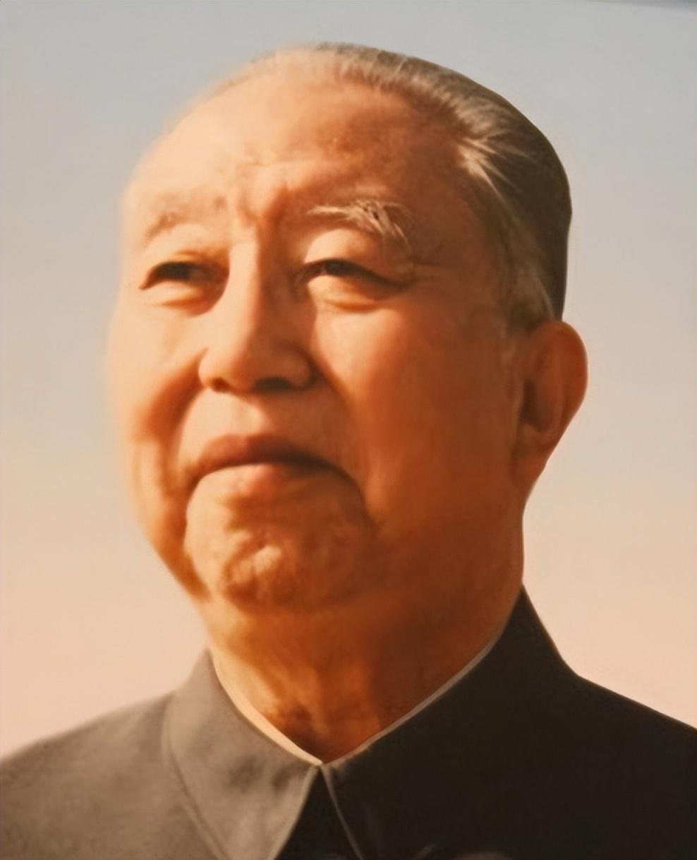 1976年，毛主席追悼会开始前10分钟突发意外，华国锋震怒：不要捣乱！1