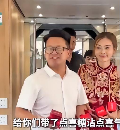 近日，贵州遵义一姑娘坐高铁到四川结婚，新郎一上车就对着全车厢的人说:“很有幸和大
