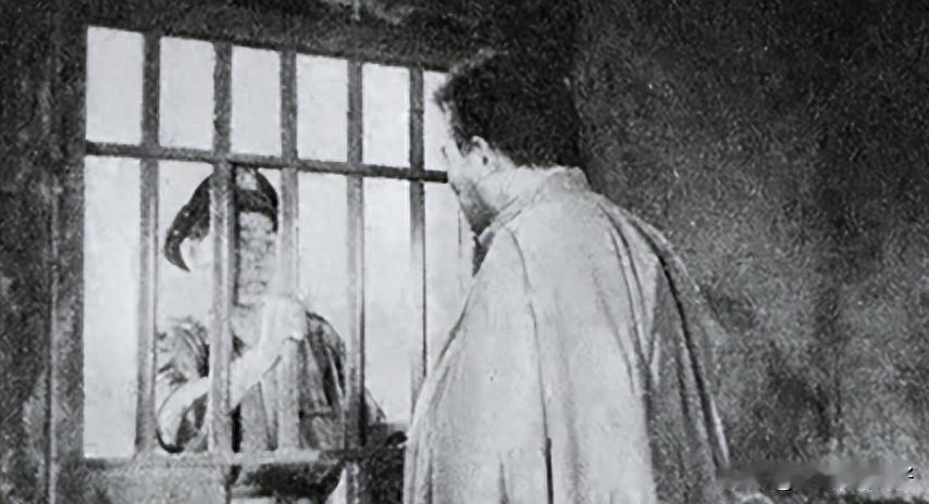 1944年，八路军干部陈克被俘，临刑前，一名“汉奸”自告奋勇充当行刑人，两声枪响