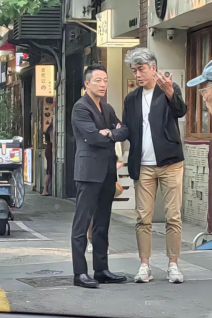 不是我吹，我敢说，两人之中，但凡你能认出一位，说明你已经老了。