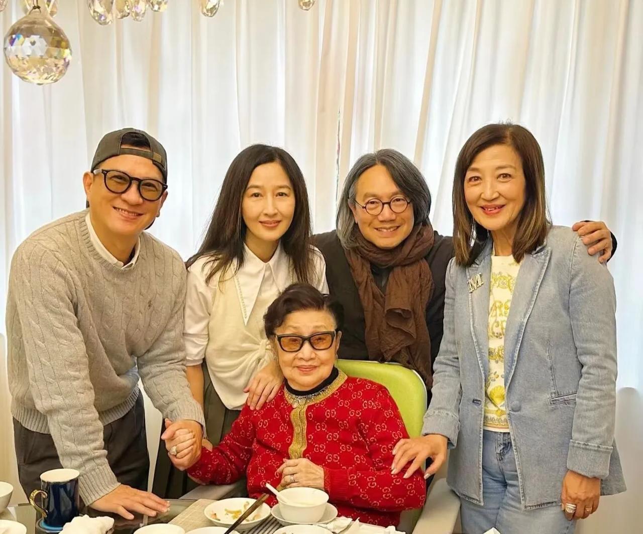 张家辉夫妇到亿元豪宅探望98岁老戏骨，62岁关咏荷嫩似少女3月1日，马海伦在个