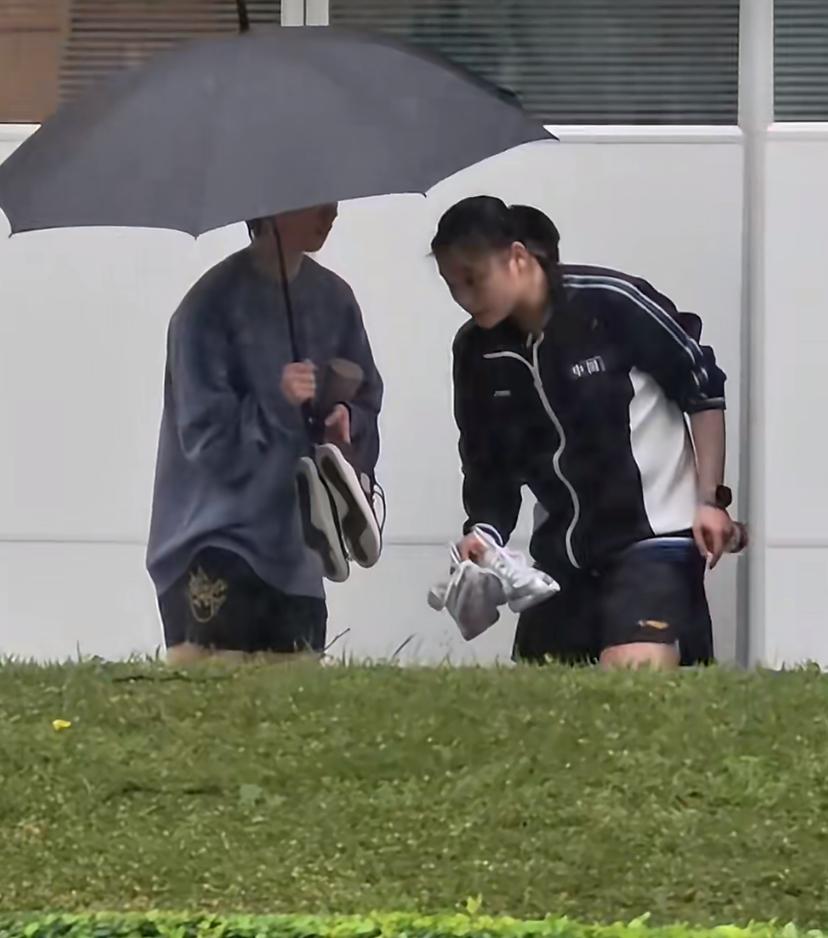 新鲜的王曼昱，两个人雨中同行，如果我和鳗鱼一把伞，我会为她打伞，保证不会