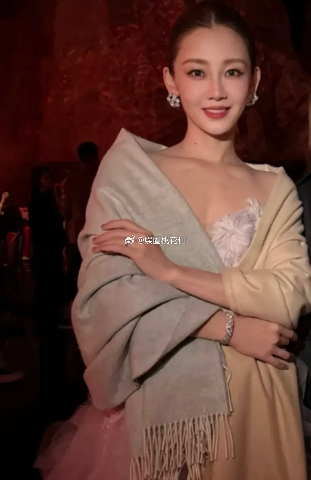 娱乐圈新鲜路透！女星状态个个能打撒贝宁、陈好现身丽水录综艺，46岁的“万人迷”陈