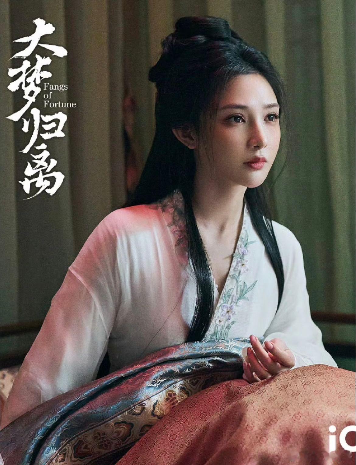 明艳又端庄，彭小苒的富养长相太绝了往那一站就有故事感，这端庄贵气谁能比五官明艳