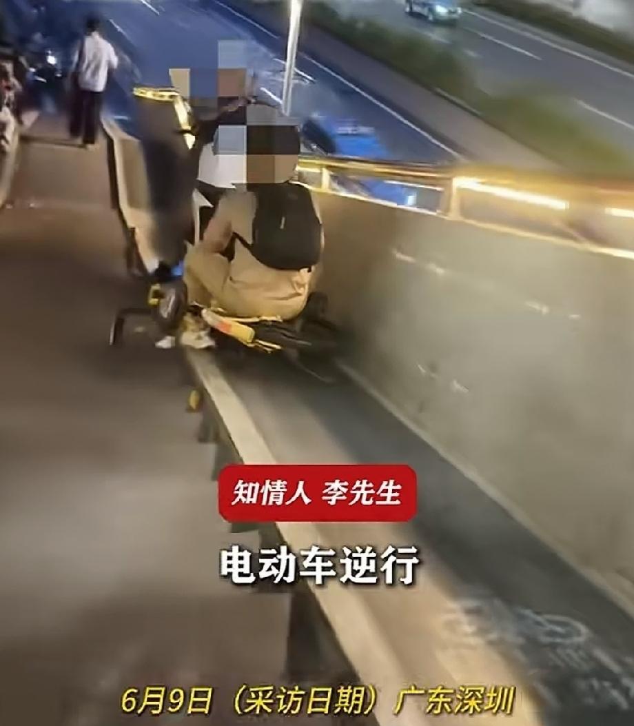 6月6日，广东深圳。男子推着自行车，沿着天桥阶梯边的坡道正往下行。迎面上来一辆电