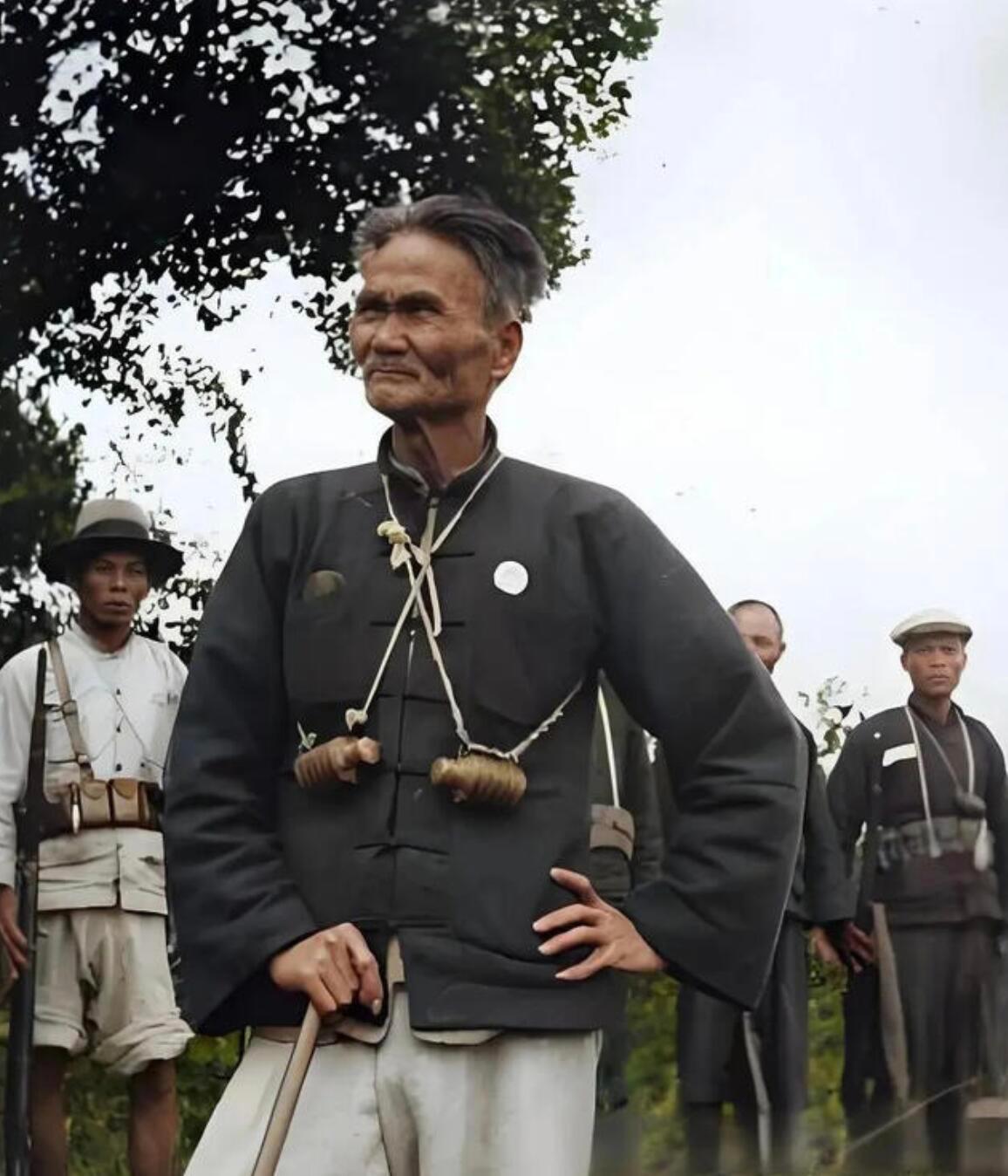 70岁老者胸前挂两枚手榴弹，带80村民抗日！这张珍贵老照片拍摄于1938年，画面