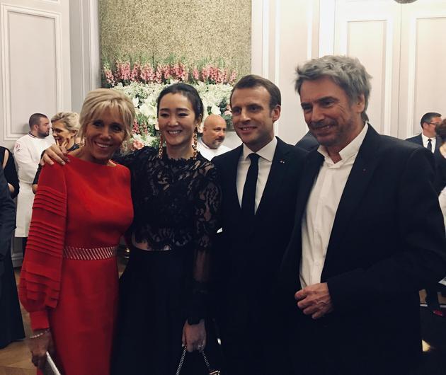 巩俐和马克龙夫妇同框，他们笑靥如花，都是生活美好的人儿。