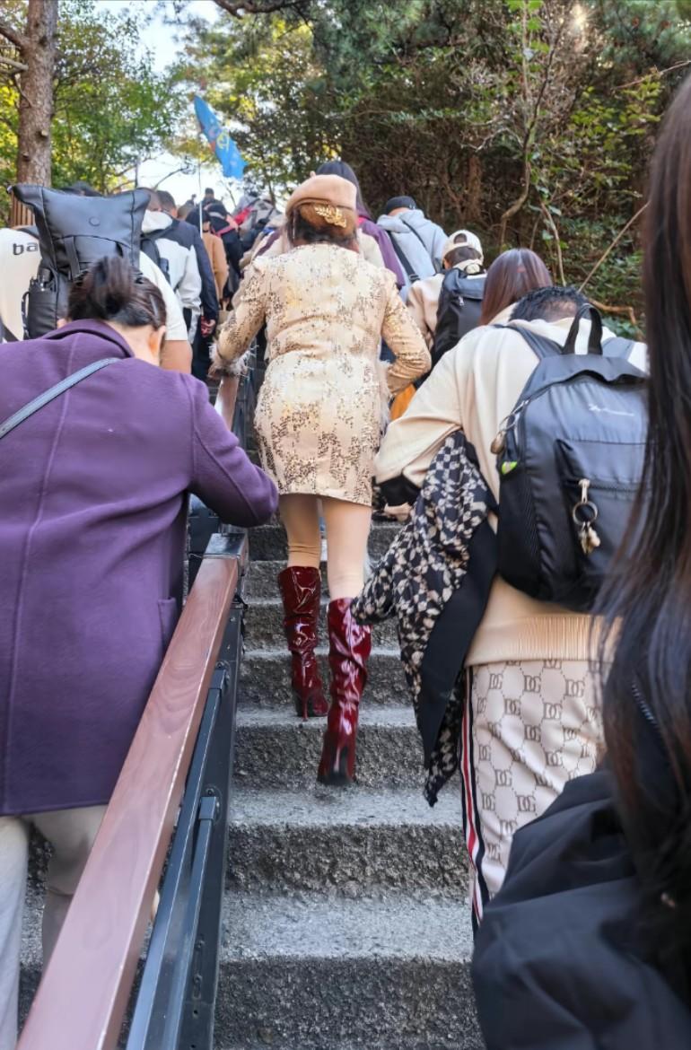 登山界显眼包出现!豹纹裙配10cm恨天高，人群中杀出一条时尚血路，这姐是来炸山的