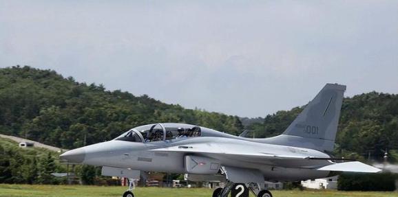 埃及刚跟韩国签了100架FA-50轻型战机的合同，转头咱们中国代表团就带着最新型