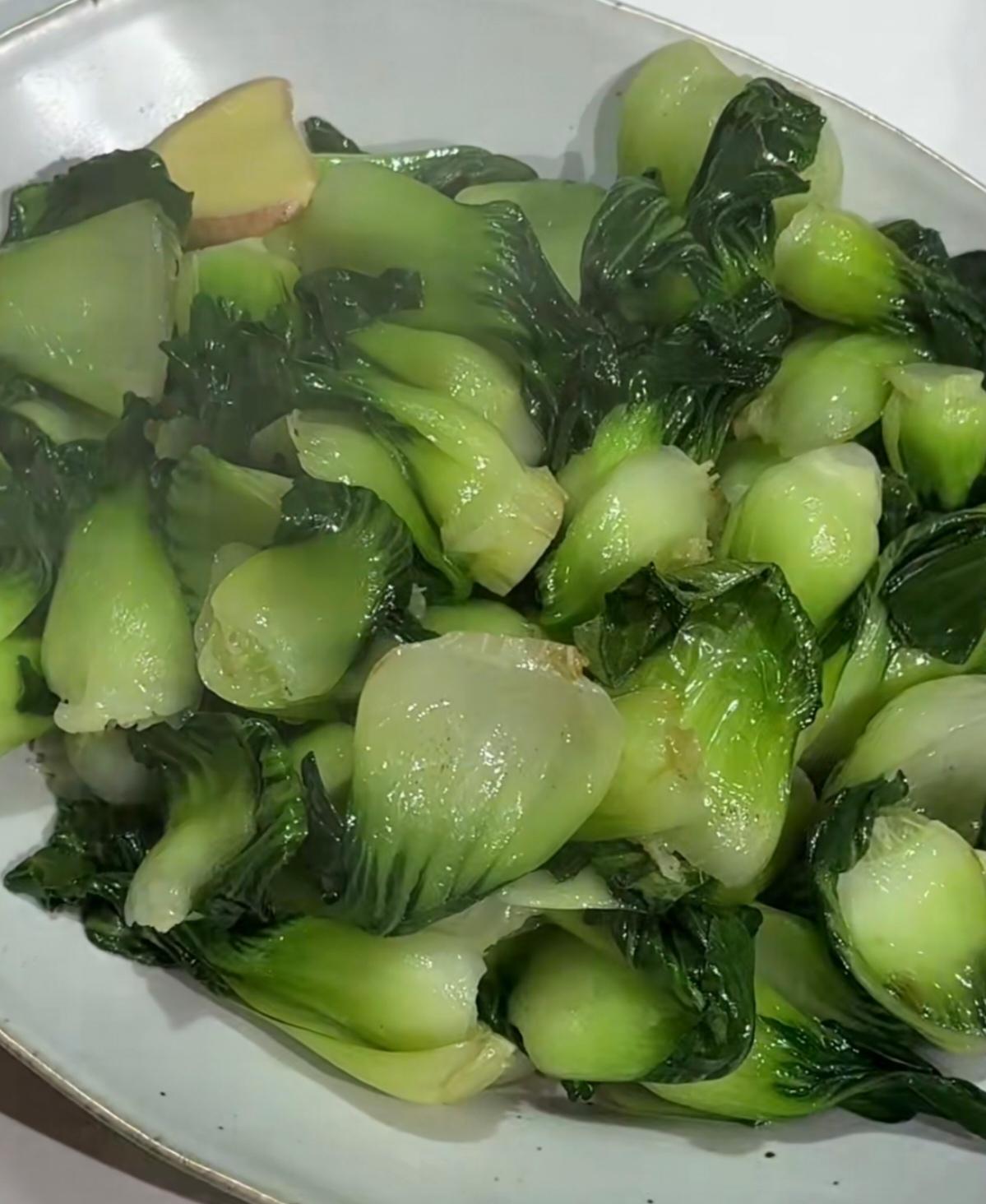 这个季节，不少浙江人家里的餐桌上，青菜和年糕，估计出现的频率会比较高。每天炒一盆