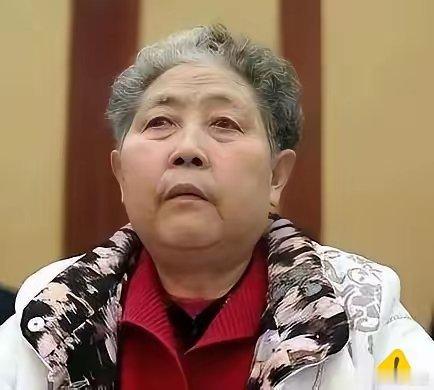 老干妈当年创业，穷得连瓶子都买不起。玻璃厂嫌她订单小，只有贵阳一家小厂肯帮她，价