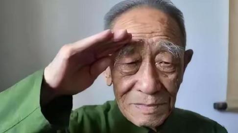 他是飞夺泸定桥的功勋营长，后半辈子却被扣上“汉奸”的帽子，默默承受二十年批斗屈辱