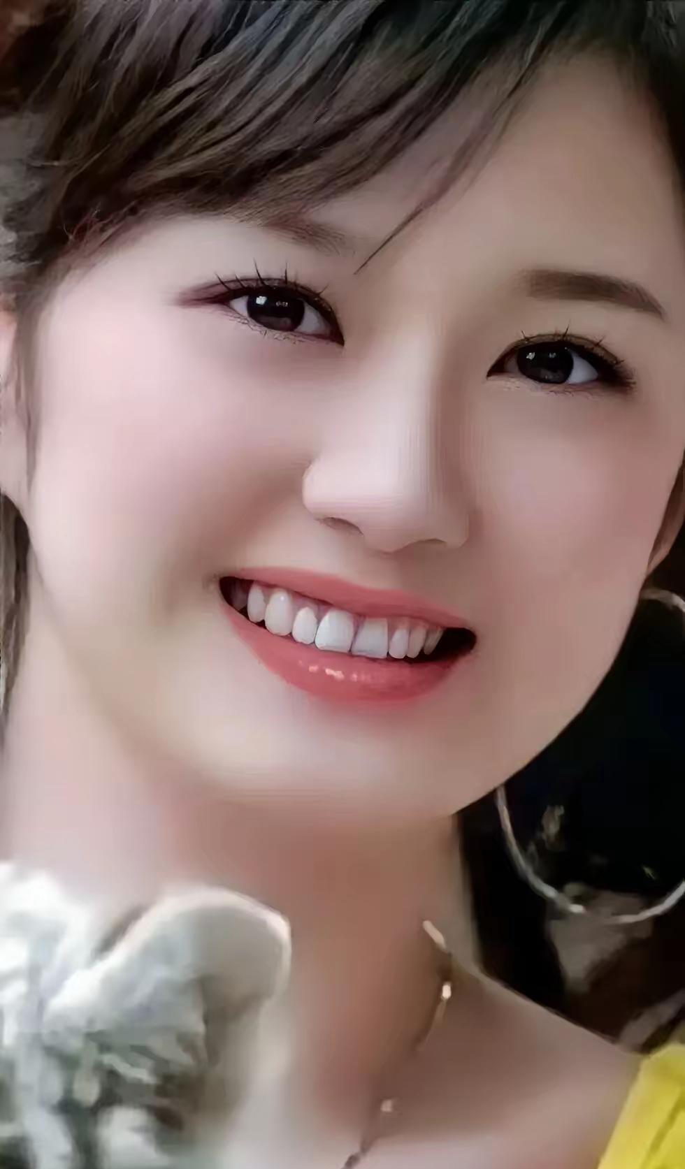 绝句·藏不住的快乐明眸藏喜意，笑靥绽春光。岁月温柔里，欢心肆意扬。