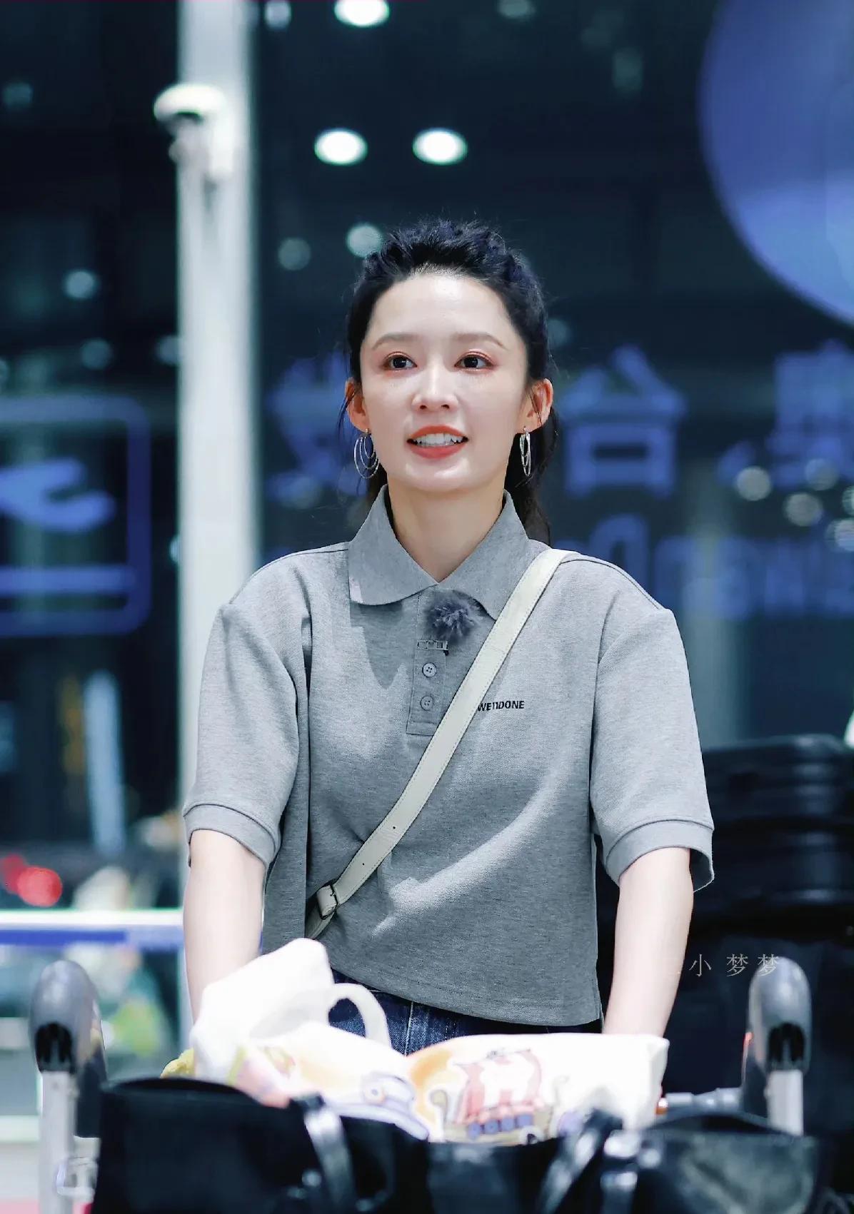现在不让轧戏了，很多演员为了多赚钱就开始轧综艺了。比如李沁，4月底才进组古偶剧