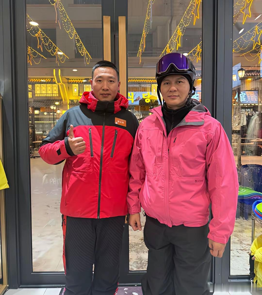 47岁李晨现身长白山滑雪，他穿着粉红色滑雪服，身材看起来很一般，个子挺矮的，还不