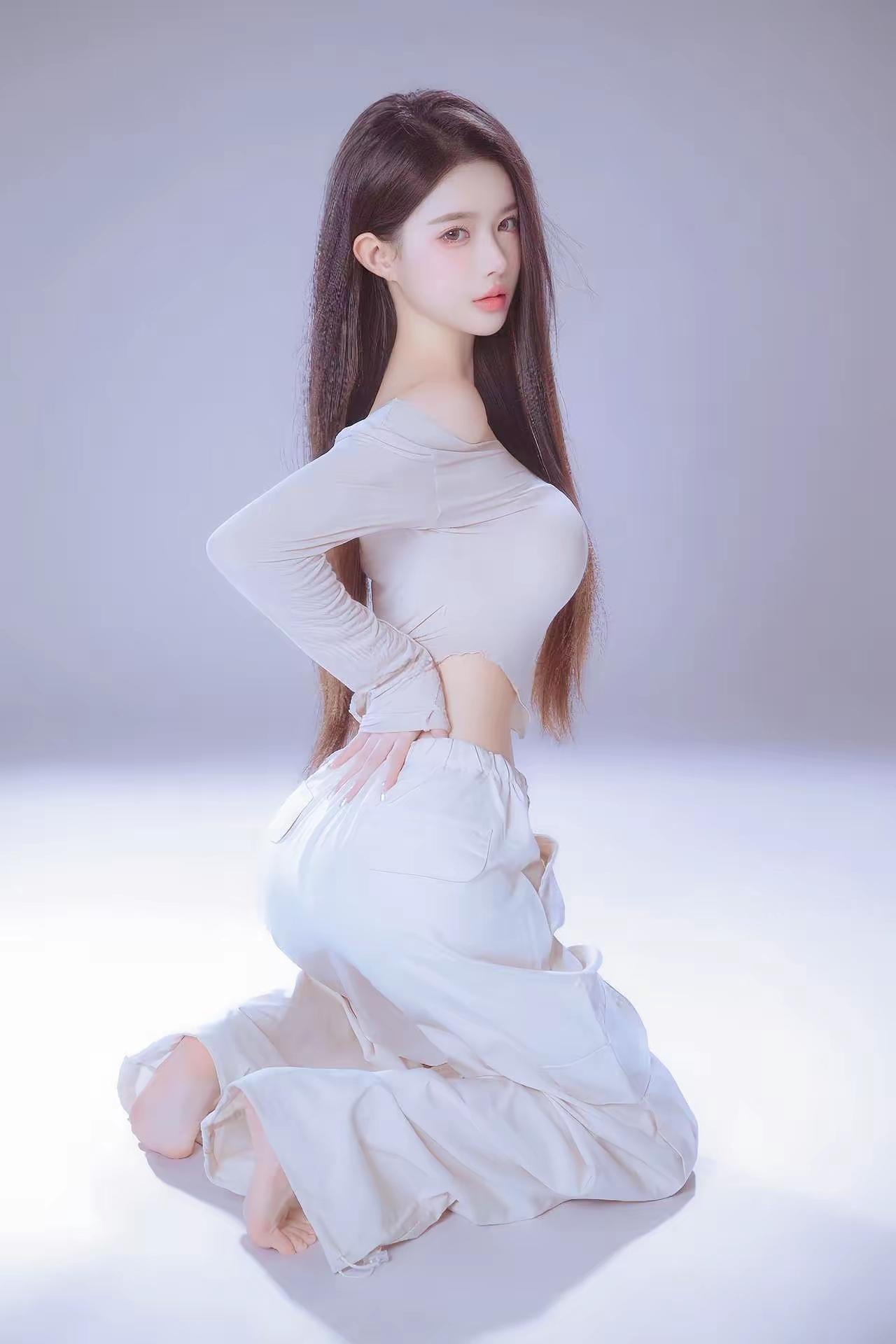 优雅白裙，温柔少女，梦幻氛围，唯美意境。随手一拍手机里的花花草草随手一拍的花有