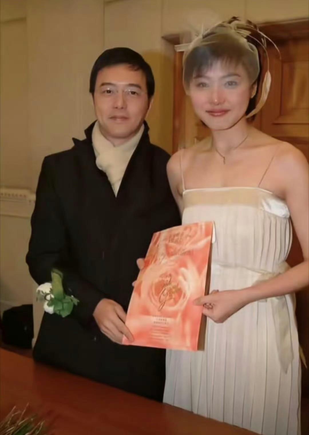 男人婆张廷离婚了！据港媒消息，《粉红女郎》“男人婆”张延与老公张锦程已离婚，网
