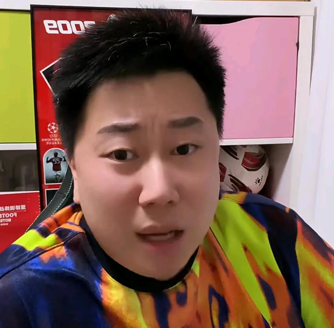 媒体人李宝库透露，潘伟力诋毁邝兆镭是因为跟董路有矛盾。他在直播间表示，潘伟力这