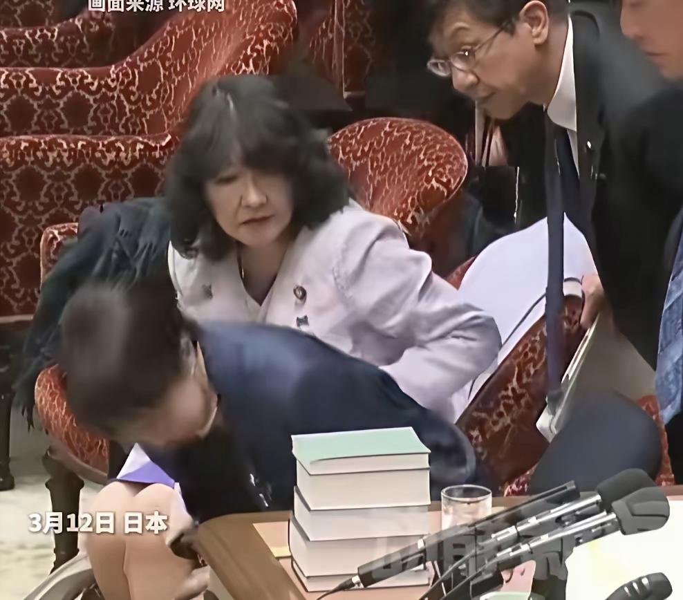 高市早苗为什么站不起来了?高市早苗是一个反中狂徒，为再次发动对中战争不惜一切代