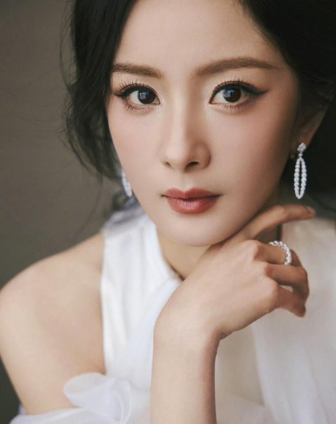 VOGUEfilm观影之夜星光熠熠，杨幂的绝美出图瞬间惊艳众人。她身着LOEW