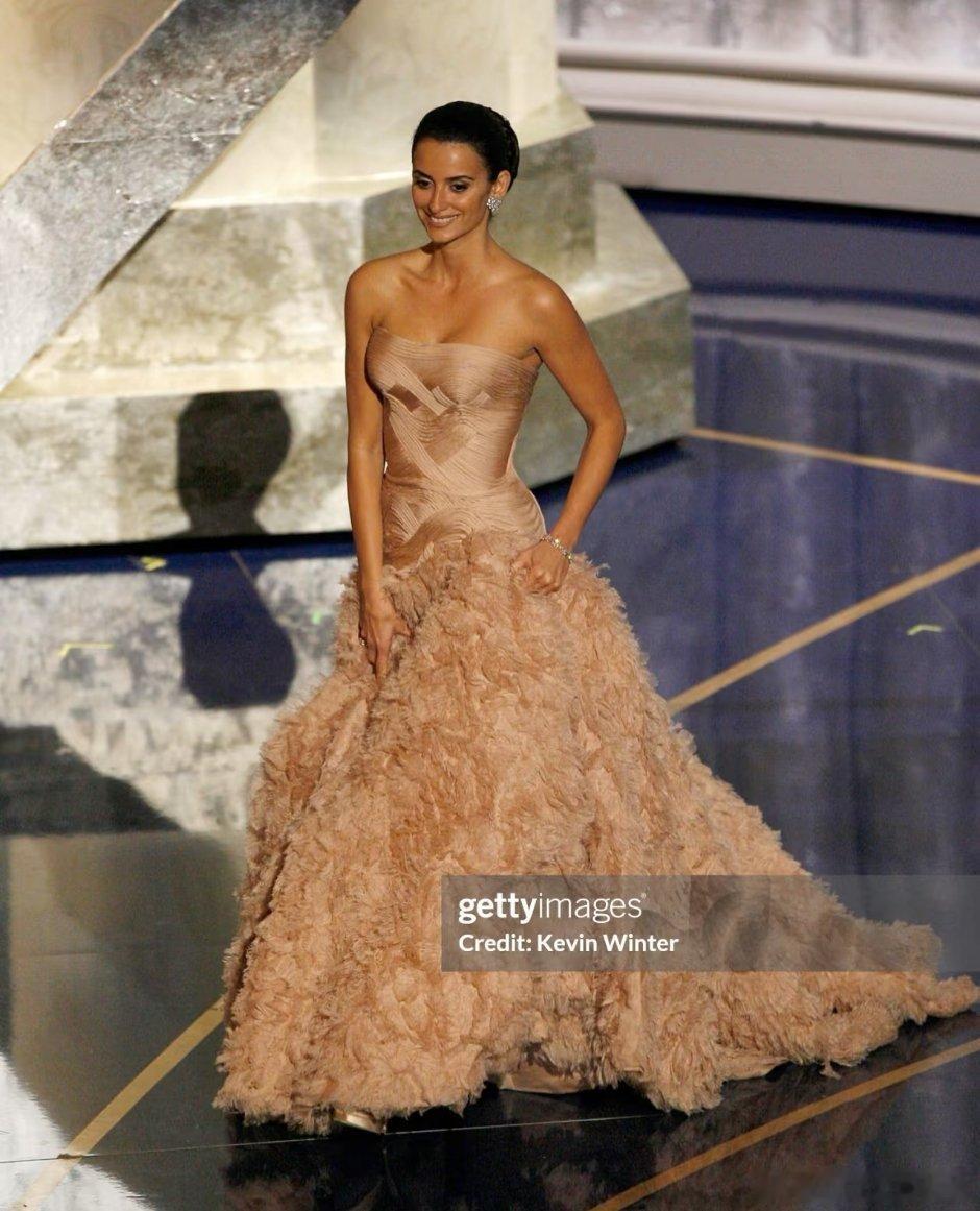 2007年，西班牙玫瑰佩内洛普·克鲁兹身穿AtelierVersace高定礼