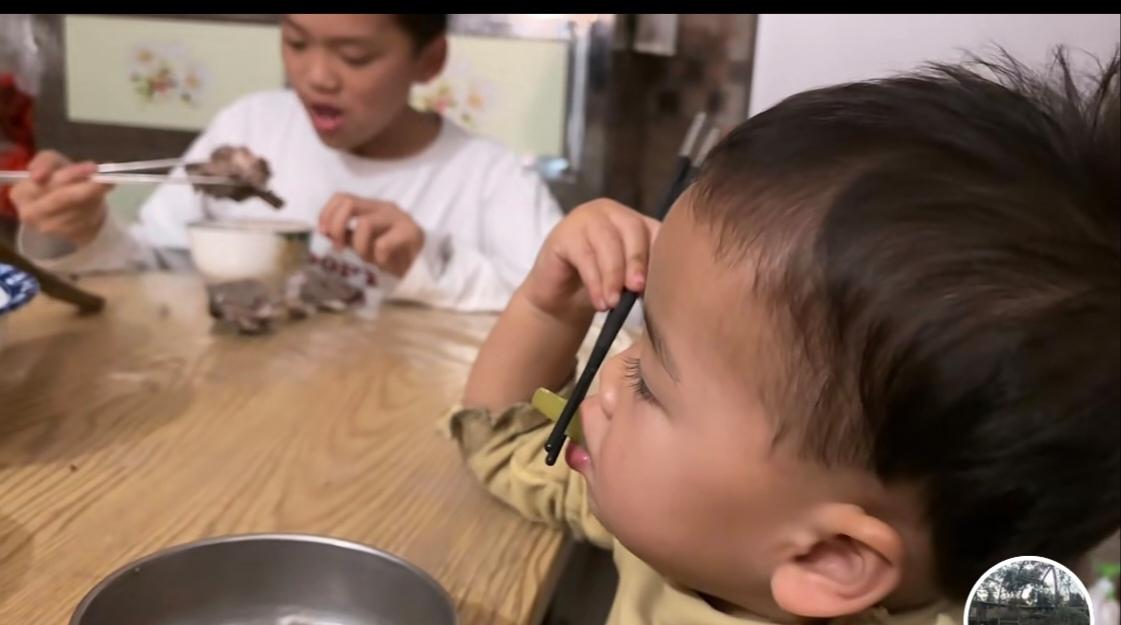 偶尔去看一帆妈妈的视频，重点不是说不喜欢一帆妈妈的脏乱差，重点是说一帆妈妈和老公