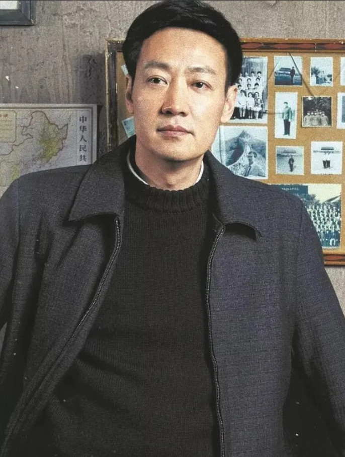辛柏青还走得出来吗？这个自带忧郁气质的老好人发文悼念老婆了，几句话就戳中泪点