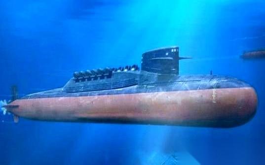 理论上，一艘核潜艇的反应堆能烧几十年，可以让它永远不上浮。但实际上，90天，就是