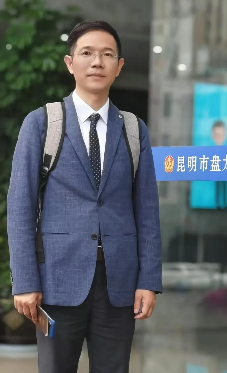 家人们姗姗来了，刚刚看到李圣律师出来了。下午14点了。家人们谁懂啊!今天朝阳帽
