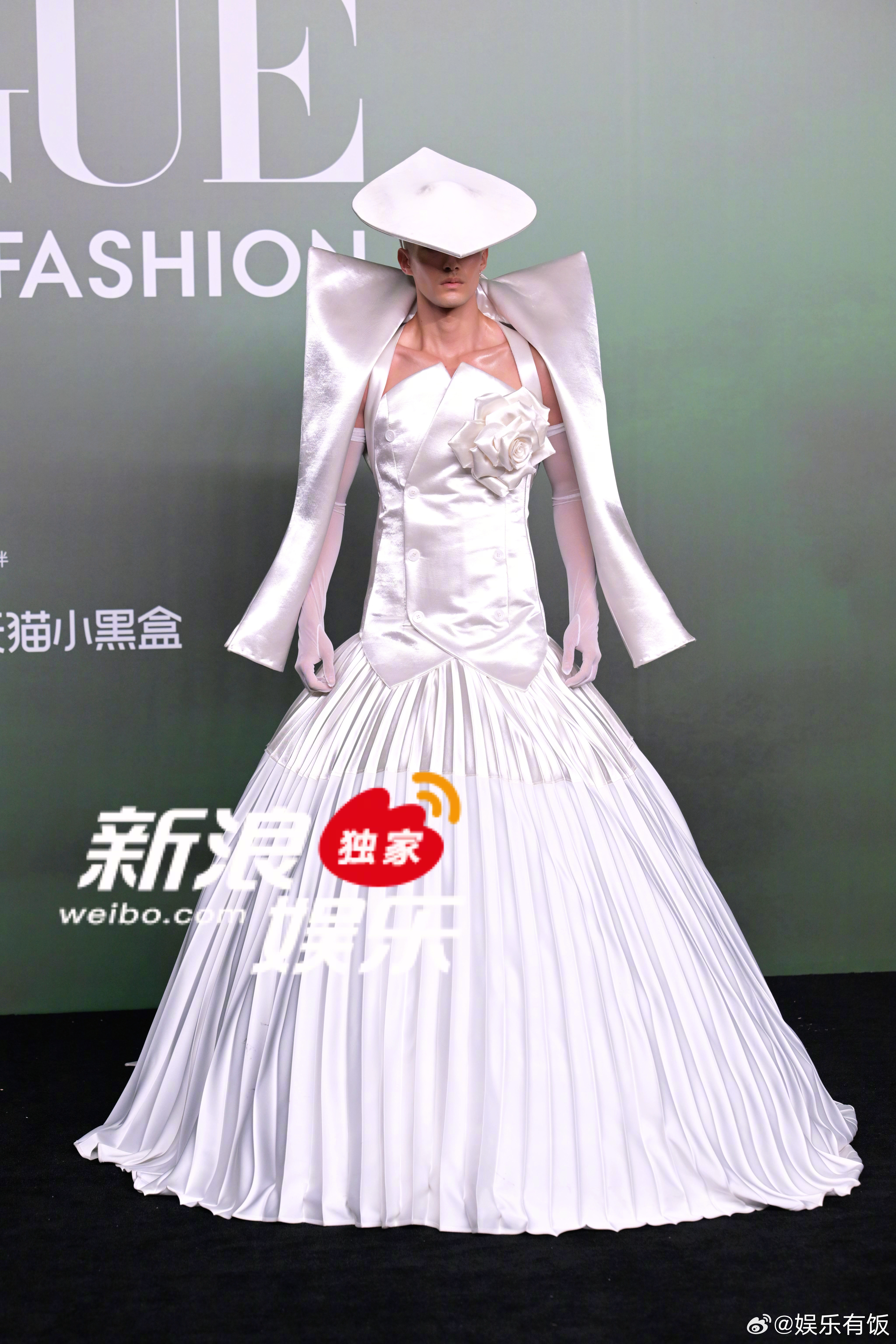 米卡穿婚纱走红毯亮相vogue红毯，这个米卡太时尚了~VOGUE时尚之力盛会