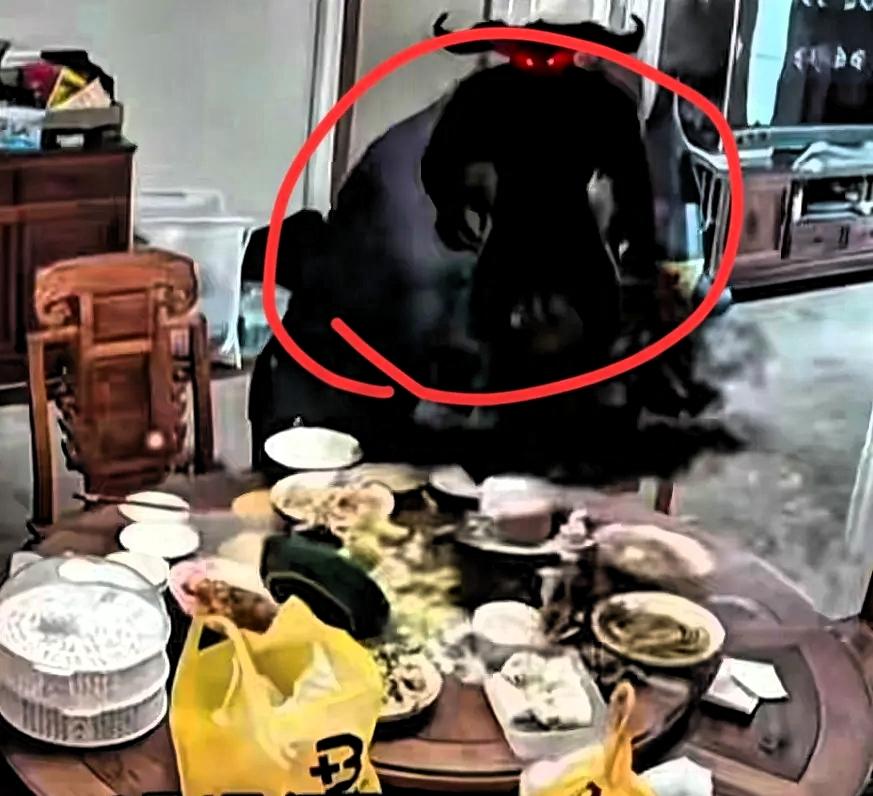 揪心，儿子拒绝担保贷款，父亲年夜饭砸烂全家：砸了15下扔锅就走，妻子要离婚过