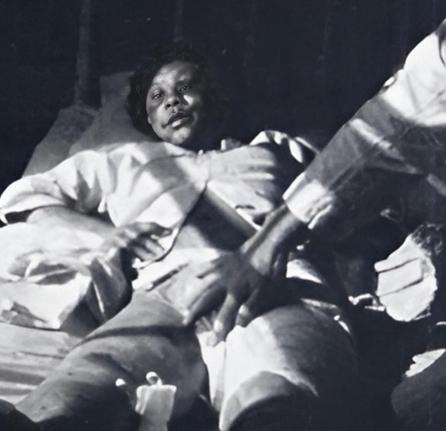 1937年，日军将18岁怀孕7个月的李秀英拖进了地下室，开始粗鲁地解她的衣扣。李