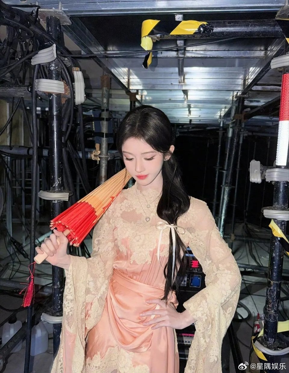 鞠婧祎和田曦薇穿同款裙子谁更好看？