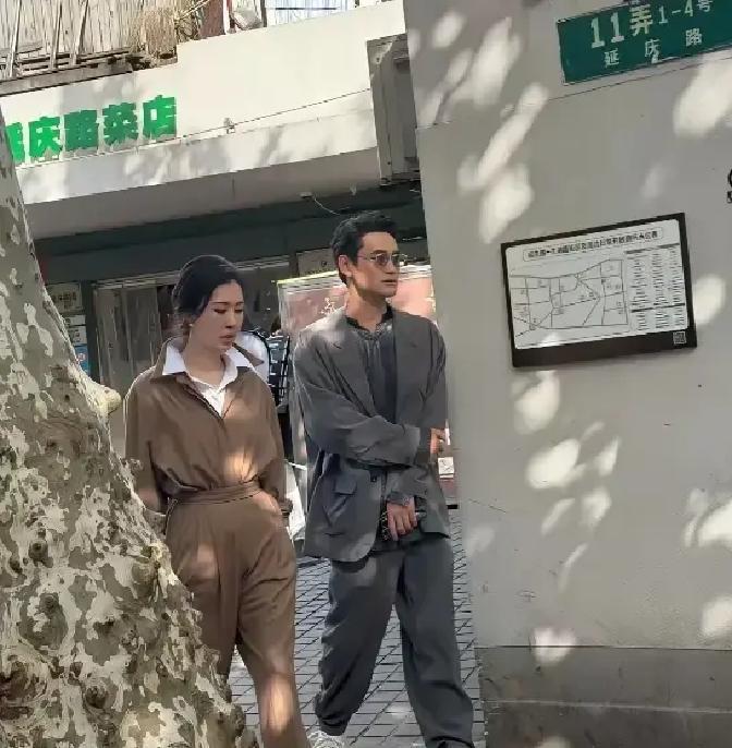 73岁王石婚戒消失30天田朴珺删光合照那天，我刷到王石在亚布力论坛的特写。