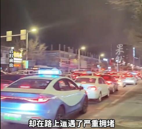 “看哭了！”12月31日，山东烟台，一女孩买票回家过节，因时间匆忙，于是立刻打了