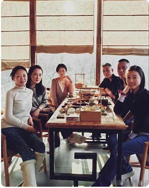 蒋勤勤春节回四川老家和老同学聚会啦！六个人围着一桌，四女两男热热闹闹的。