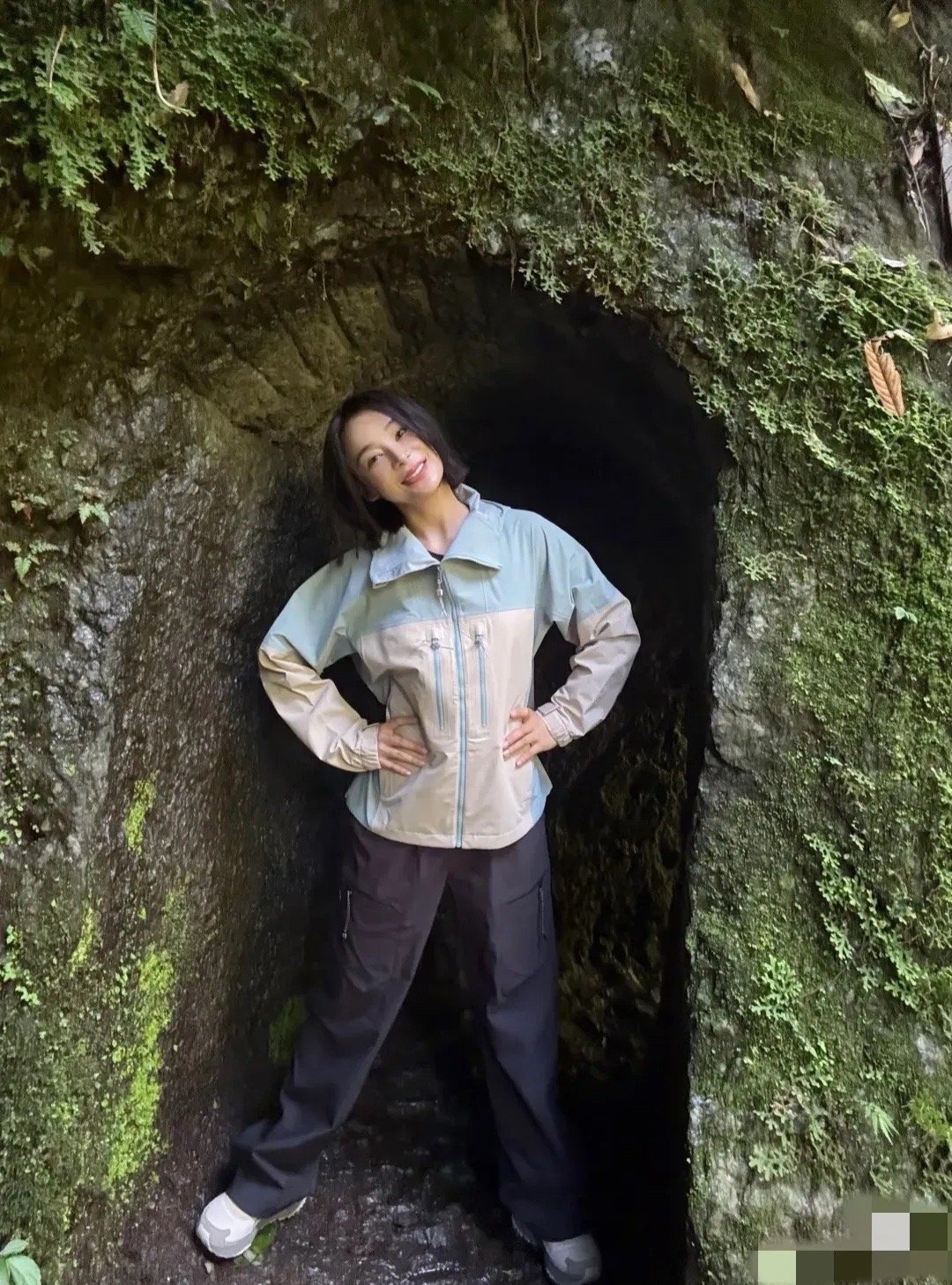 袁姗姗连爬15天哀牢山袁姗姗这趟进哀牢山拍戏，真是一点都不亏！虽然每天进山只能靠