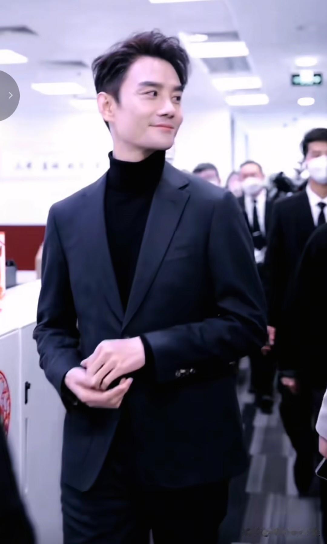 荧屏之上风骨清，人间零绯闻守心。王凯以演技说话，帅在皮骨更在灵。[赞][赞][