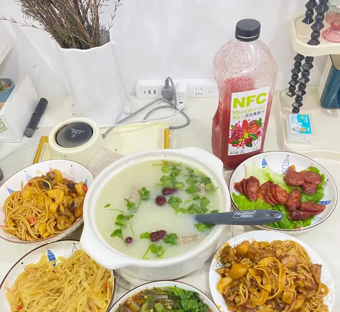 最近发现身边好多全职妈妈，大清早爬起来做早饭，脸不洗牙不刷，套个旧睡衣就风风火火