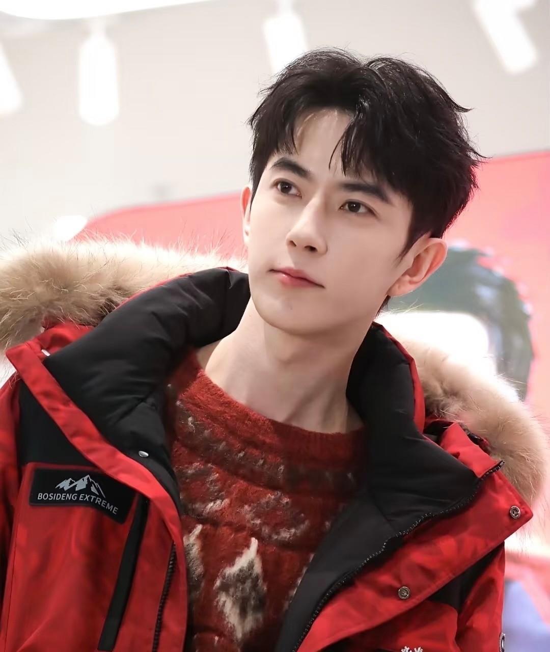 因为一个人，而爱上一个品牌，今年决定入手一件该品牌的羽绒服，也要这个红色。穿上应