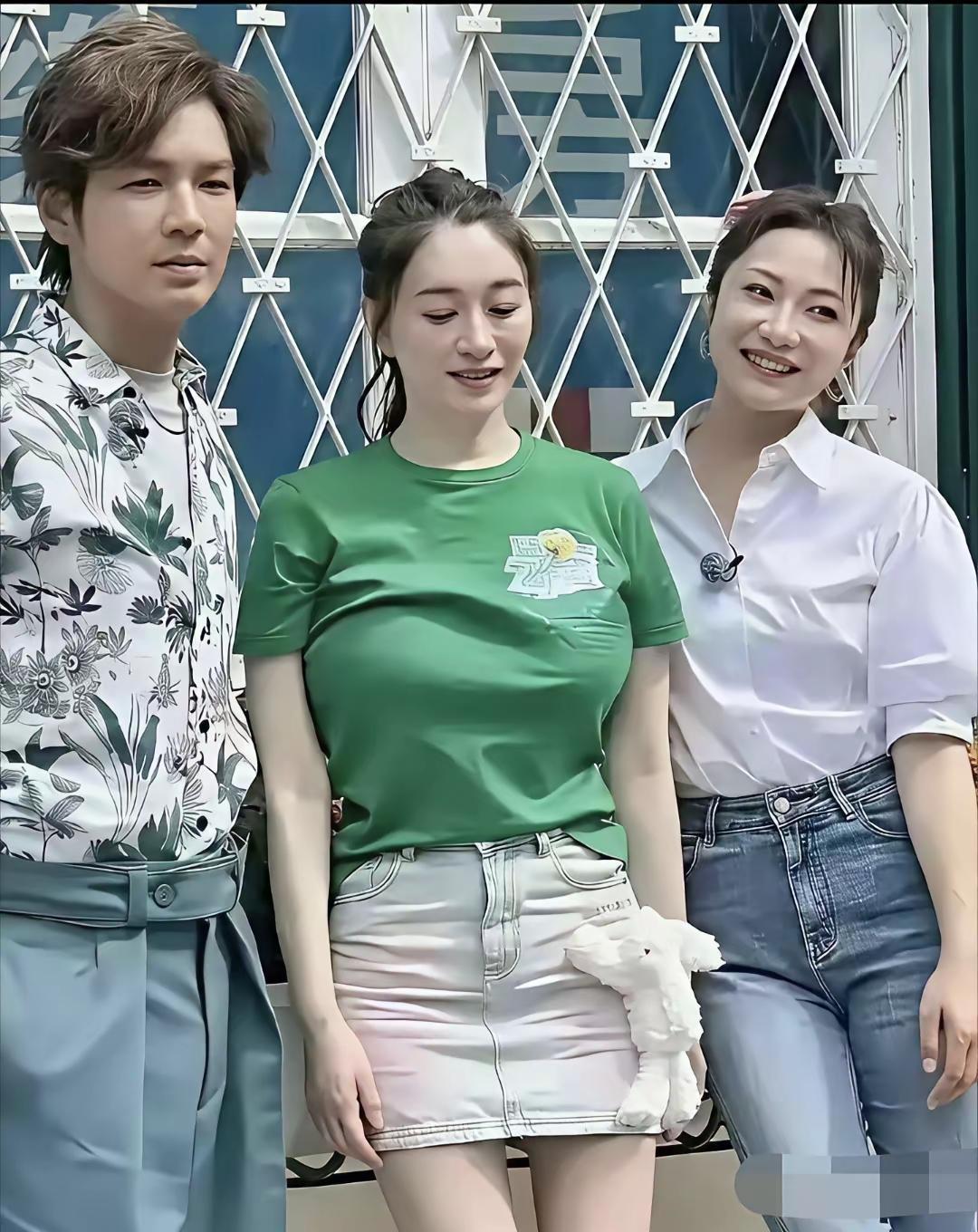 客观来讲，李小冉这张脸，在美女云集的娱乐圈，确实不算惊艳，甚至稍带几分苦相。好