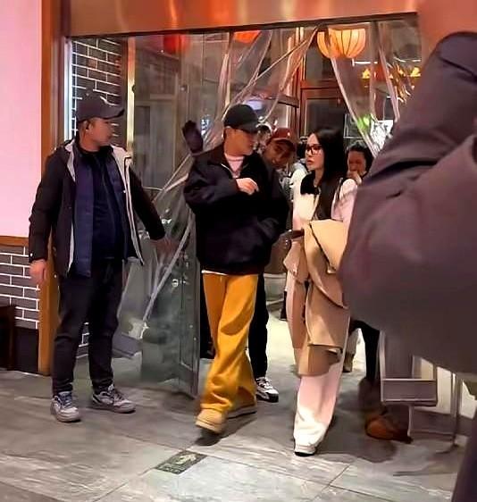 56岁演偶像剧不违和？她20年推开的不只是糖。你还在相信天价面霜神话时，她已