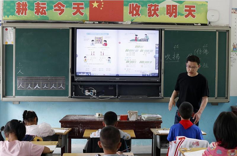 AI讲课批改、学校只留1名班主任？教育部终于把话说透了！最近网上一个教育设想