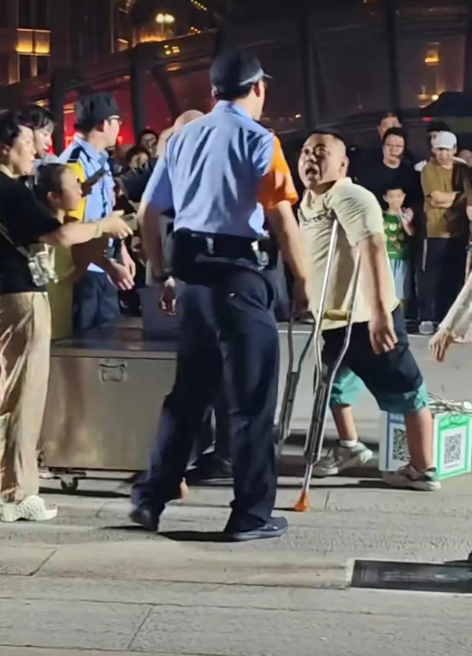 这次，我站城管！居民楼旁边有块空地，一到晚上，有些残疾人表演团开着震天响的音乐