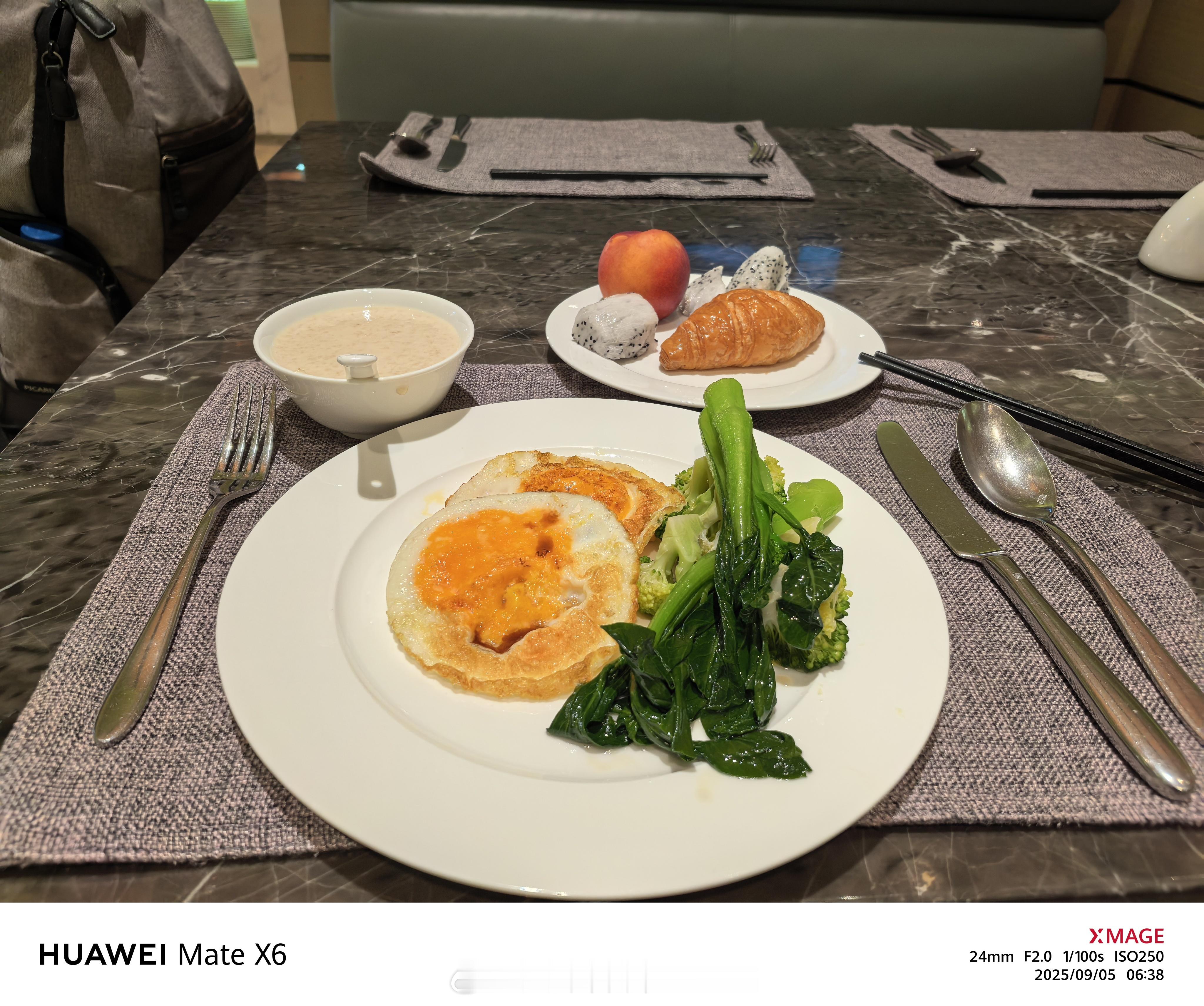 吃完早饭去机场开启下一段行程，新三折太猛了！华为新三折叠上手​​​