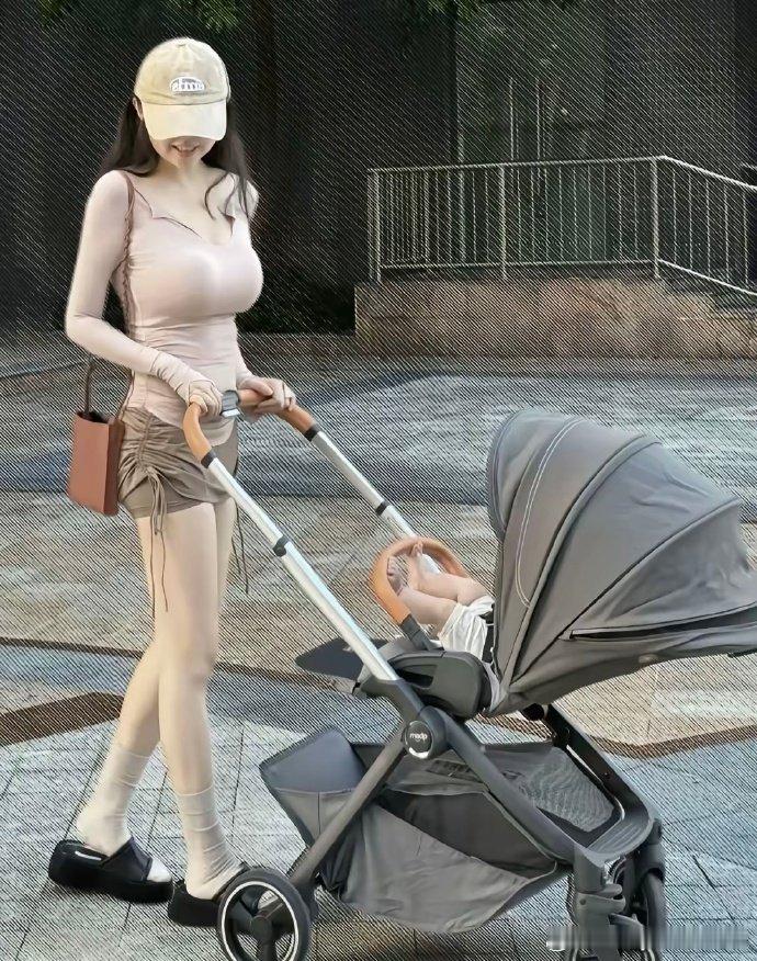 这才叫辣妈带娃​​​